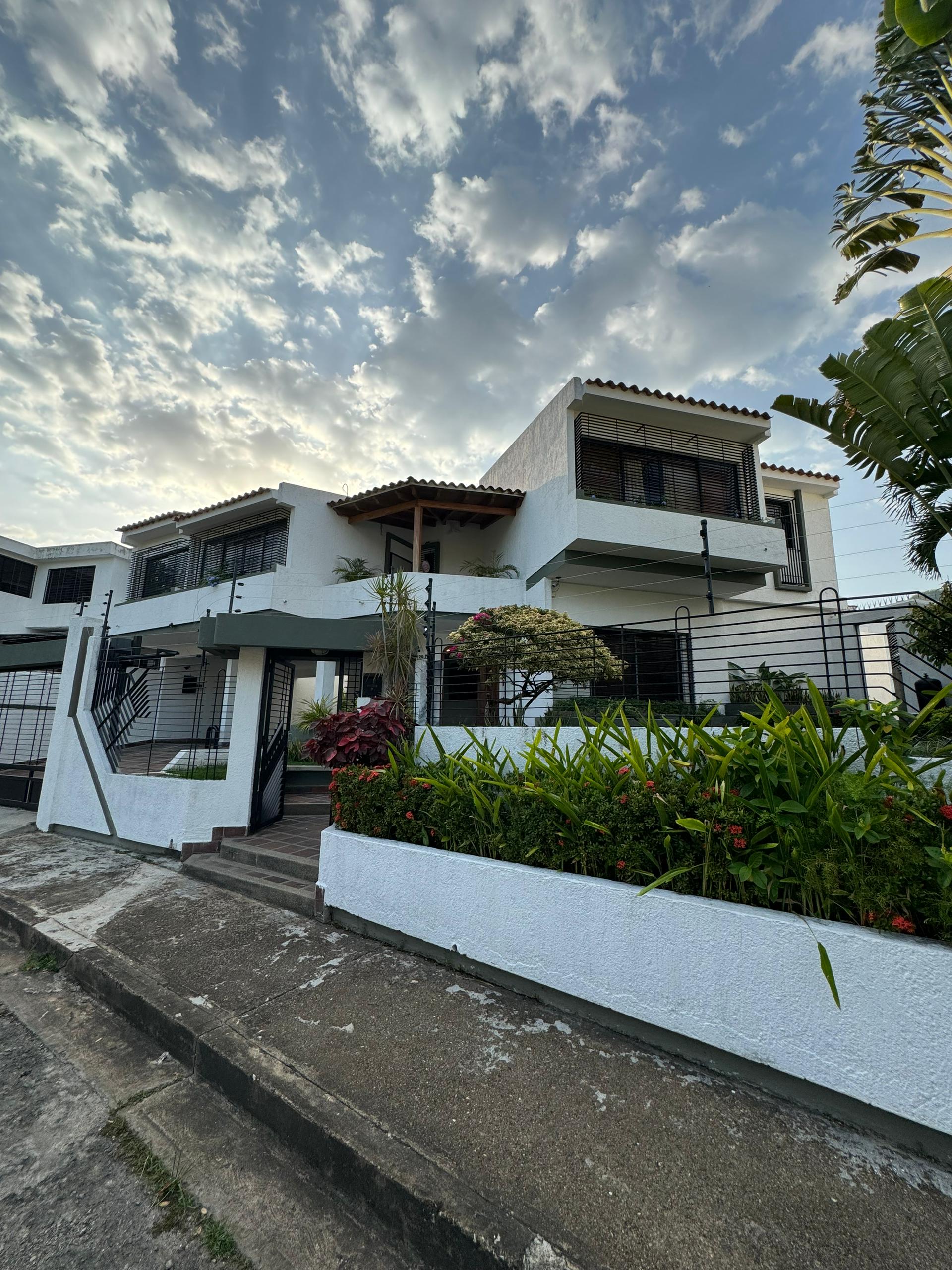 Home in Gated Community Prebo III - Espectacular Casa en Prebo III